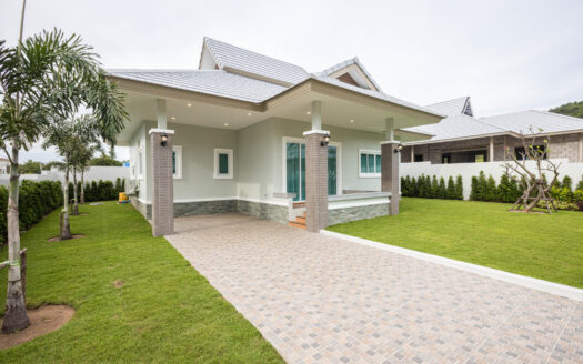 🏡Villa for sale with Large communual swimming pool in Hua Hin | 3 Bedrooms, 2 Bathrooms – Great Value